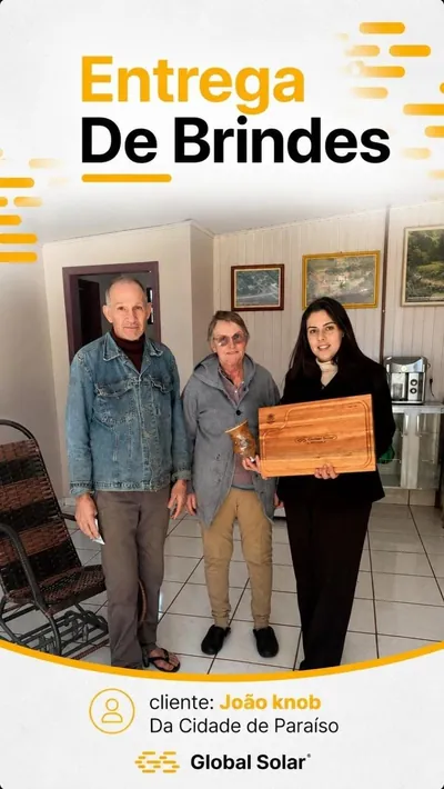 Entrega de brinde a clientes da Global Solar em Paraíso