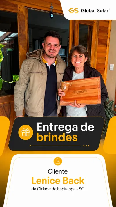 Entrega de brinde a clientes da Global Solar em Itapiranga