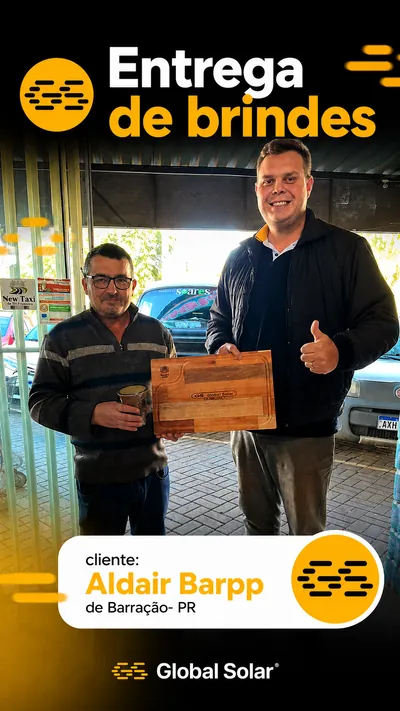 Entrega de brinde a clientes da Global Solar em Barracão