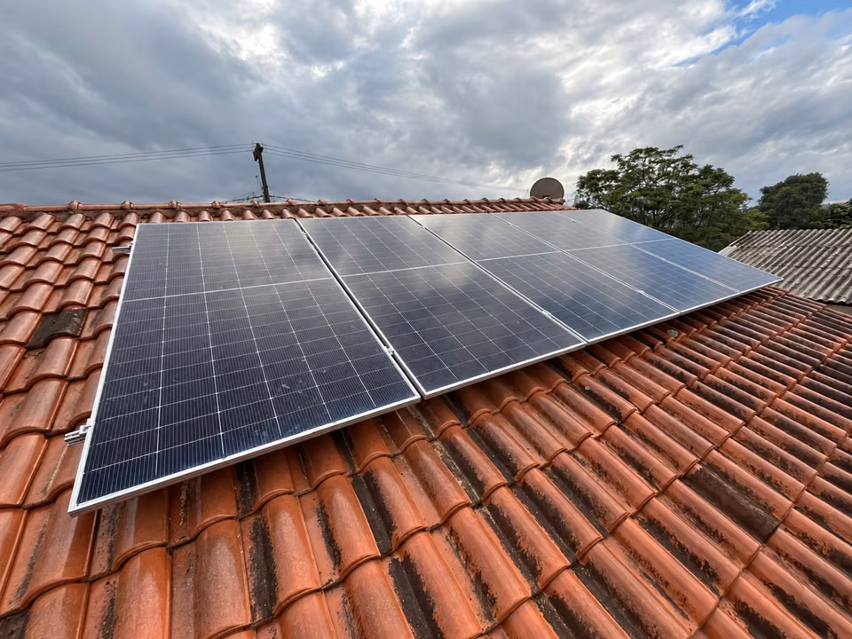 Módulos fotovoltaicos sobre telhas cerâmicas vermelhas, em Palma Sola.