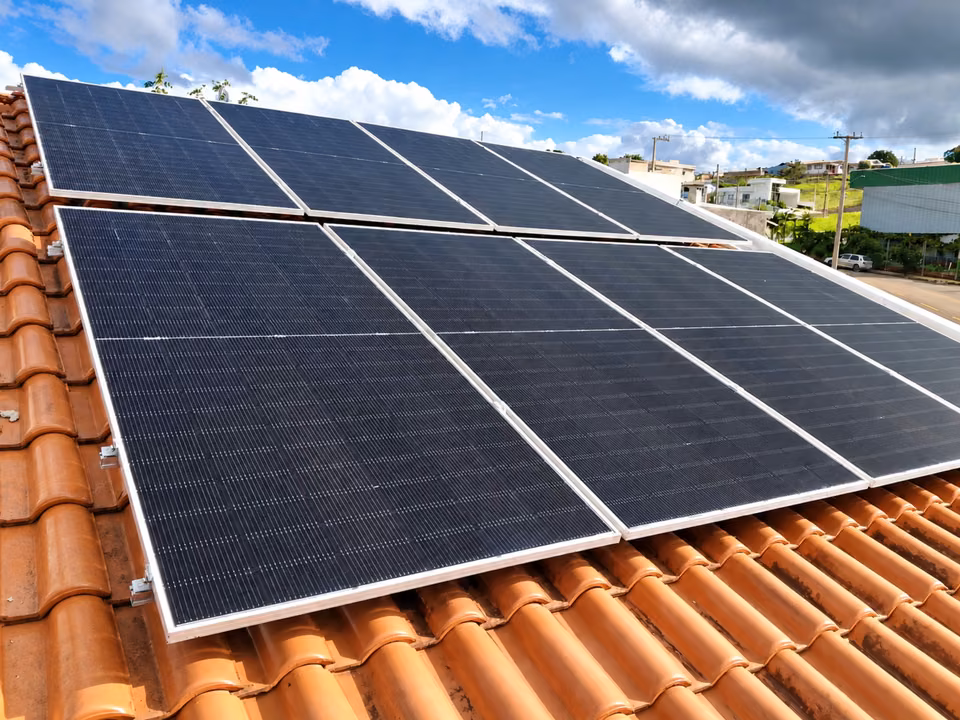 Painéis solares em duas fileiras sobre telhas cerâmicas, em São Miguel do Oeste.